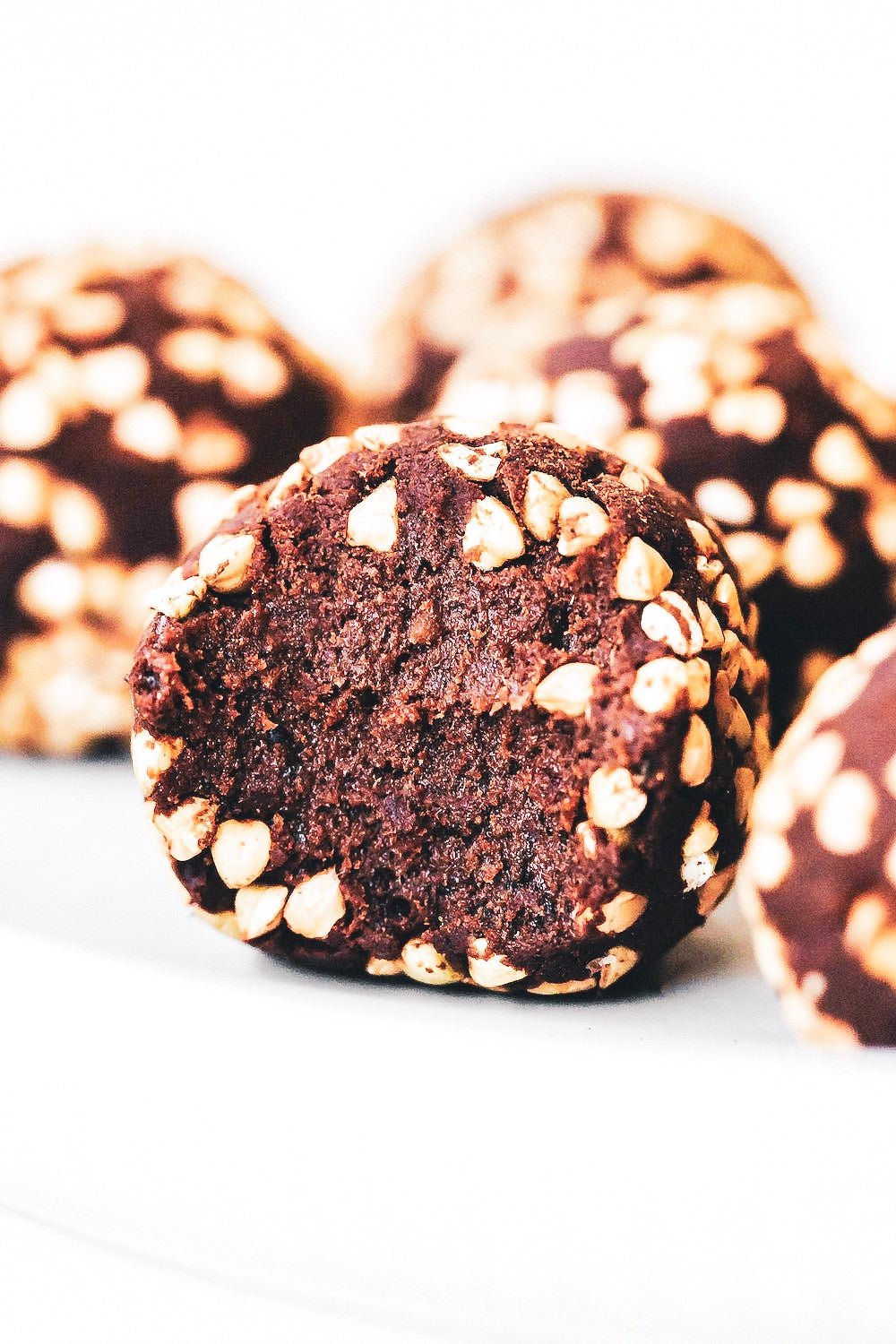 Cremig-knusprige Brownie Kugeln - DATTELBAER