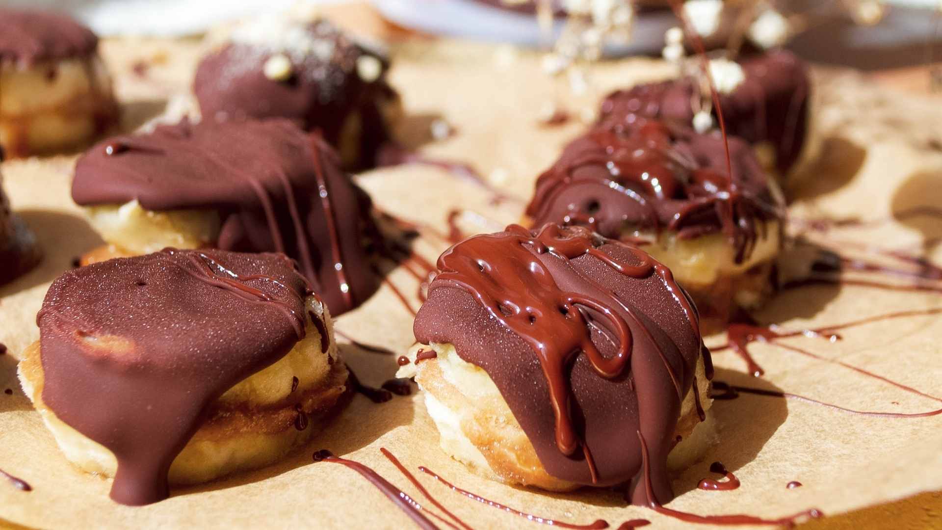 Frozen Banana Bites - der perfekte Sommersnack ohne Industriezucker - DATTELBAER