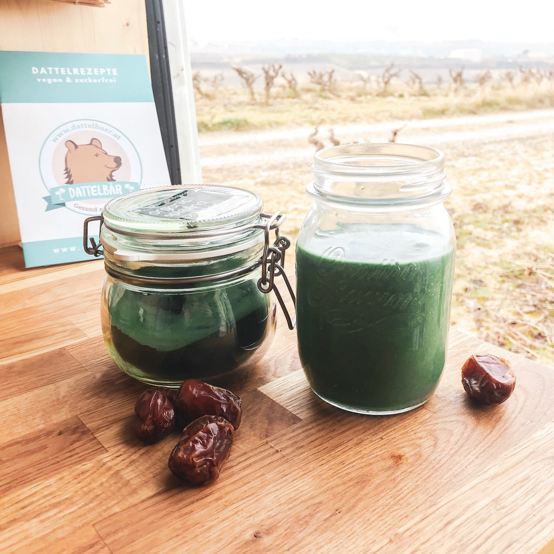 Kokos-Bananen Shake mit Spirulina und Datteln - DATTELBAER