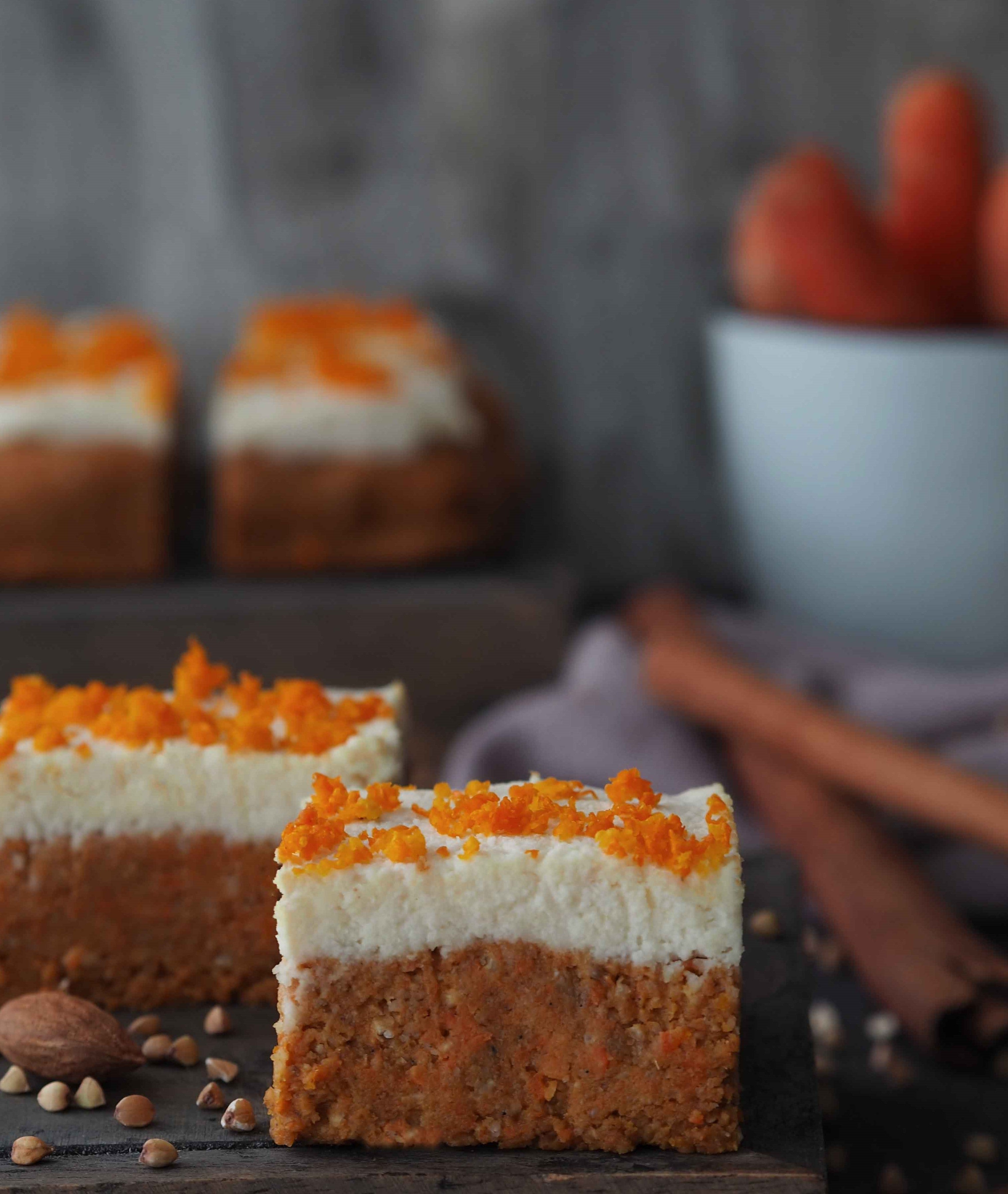 Raw Carrot Bites mit Mandelfrosting - DATTELBAER