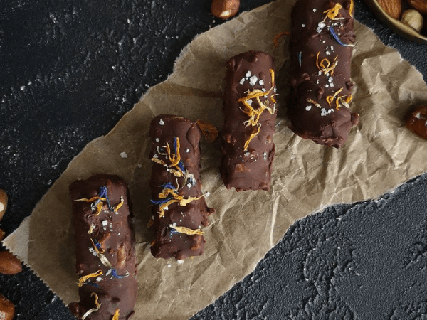 Veganer und zuckerfreier Dattel-Erdnuss-Haferriegel - DATTELBAER