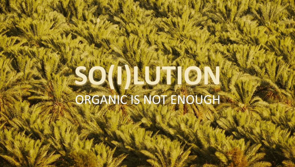Ein dichtes Feld grüner Palmen von oben gesehen, mit den Worten SO(I)LUTION und ORGANIC IS NOT ENOUGH in fetter weißer Schrift über dem Bild.